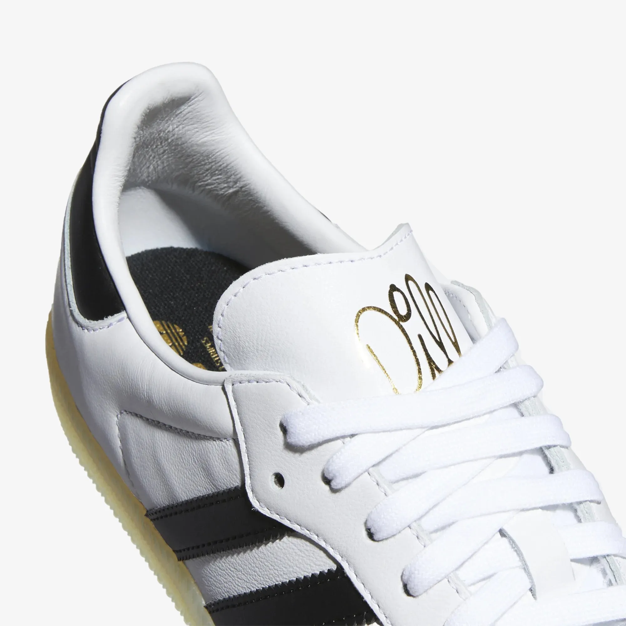 Adidas Originals | DILL SAMBA  { CLOUD WHITE/CORE BLACK/GOLD METALLIC