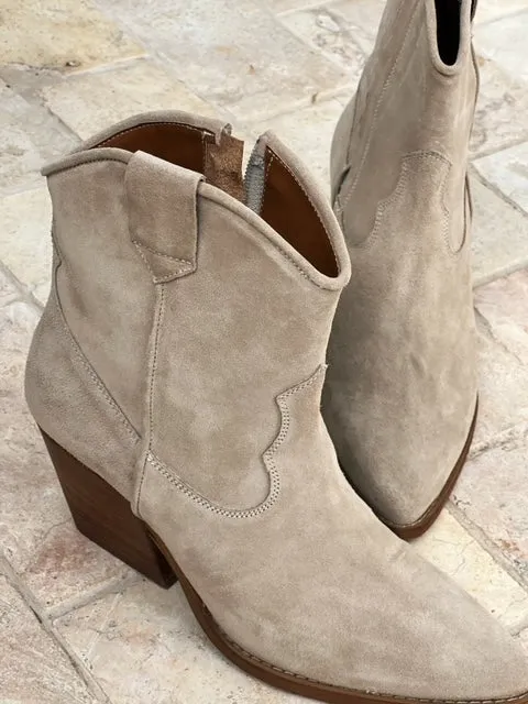 Estilo Emporio Succavilio Boot- Sand Suede