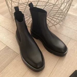 Given Chelsea Boots In Smooth Box Black For Men GVC  BH6033H0VG-001